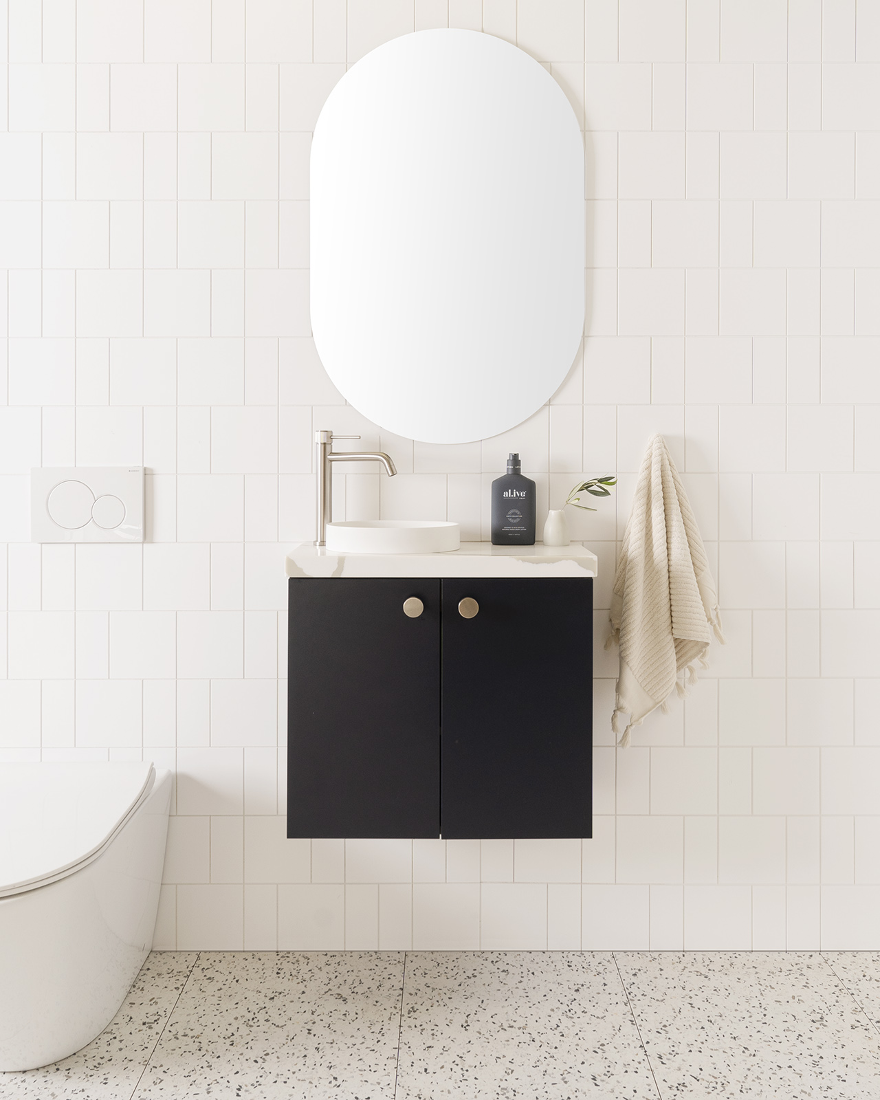 Glacier Mini WH 600 Oxford Silk Calacutta Front 4X5 Web