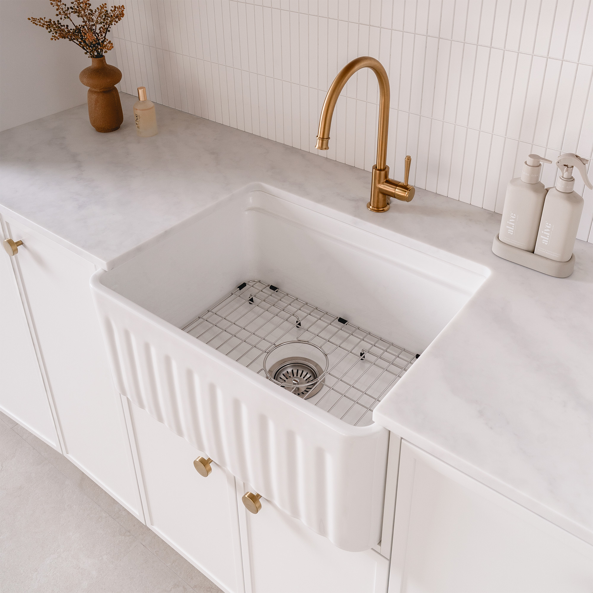 Classic Shallow Shaker 20 White Carrara 10 1X1 Web